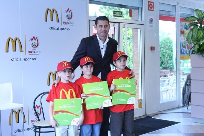 Fernando Hierro con un grupo de niños.