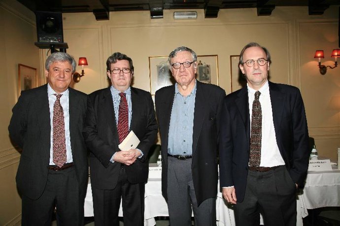 El autor del libro, segundo por la derecha