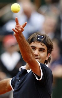 Roger Federer pasa por encima de Mario Ancic