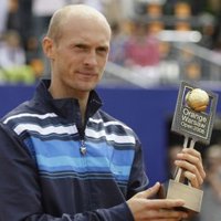Davydenko impone su condición de favorito ante Robredo
