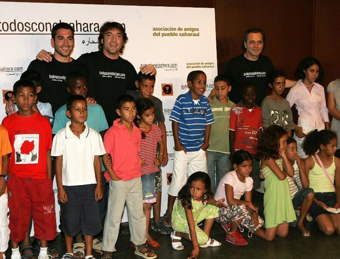 Los famosos posan con los niños saharauis.