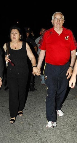 Luis Aragonés y su esposa llegan a la cena.