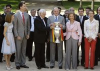 El Rey a Luis Aragonés: "No tenemos una manta para mantearte"