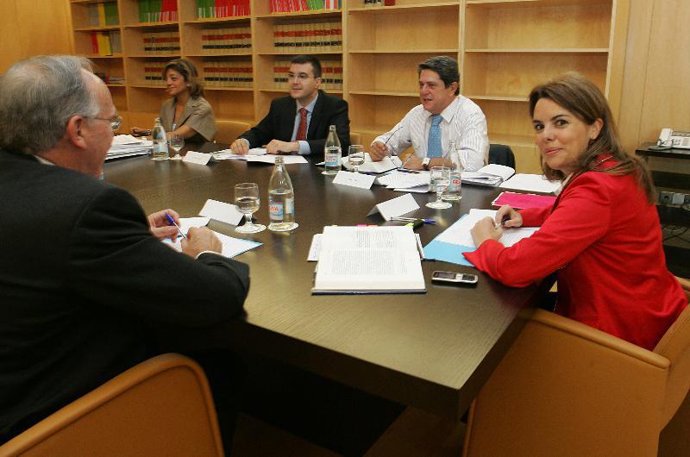 Pizarro y Saenz de Santamaría en la reunión de hoy del PP en el Congreso.