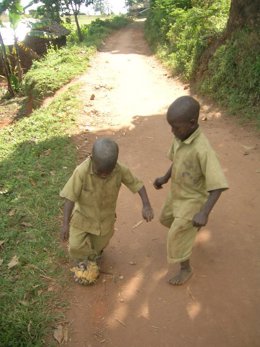 niños jugando al fútbol en Tanzania