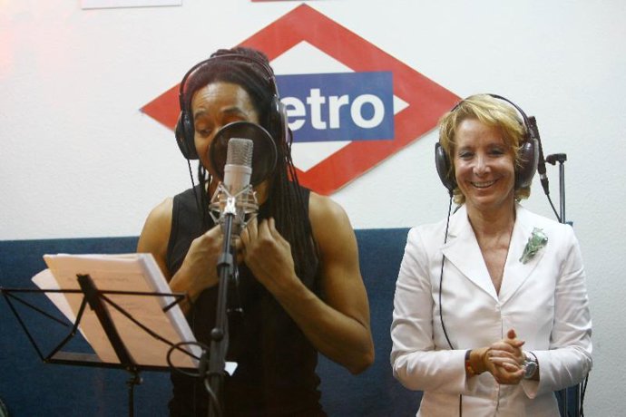 Esperanza Aguirre baila, canta e incluso toca la guitarra junto con los grupos musicales que ensayan en los locales de Metro