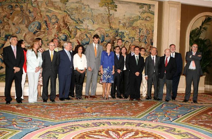 Don Felipe y doña Letizia posan con los premiados.