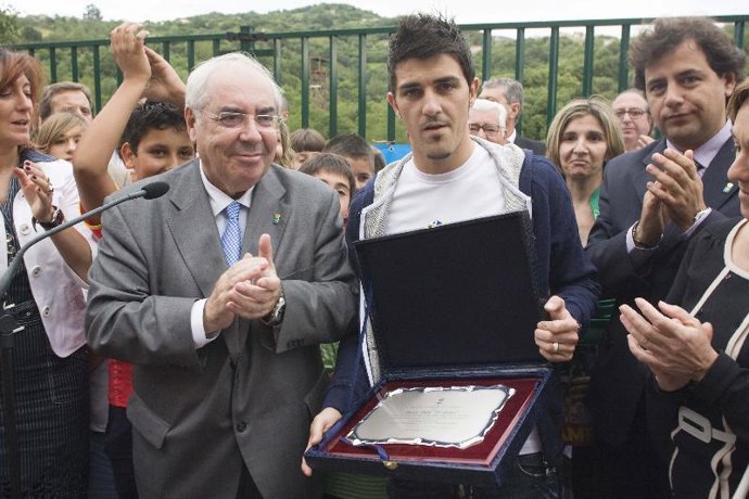 Villa, recibiendo el homenaje en su pueblo natal.