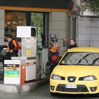 Llenar el depósito cuesta 18 euros más que hace un año