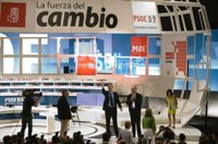 Zapatero pide al PP que no haga con la lengua de todos lo que con la bandera