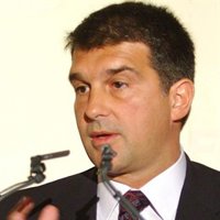 Laporta vota entre gritos en su contra que atribuye a una "minoría organizada"