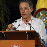 Uribe califica de "amargados" a quienes cuestionan la operación militar de rescate