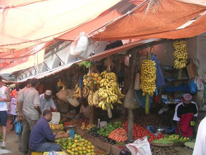 mercado de fruta africano (Tanzania)