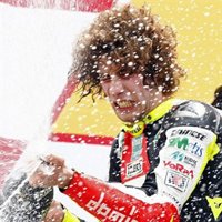 Simoncelli gana 250cc en solitario batiendo a los españoles Barberá y Bautista bajo la lluvia
