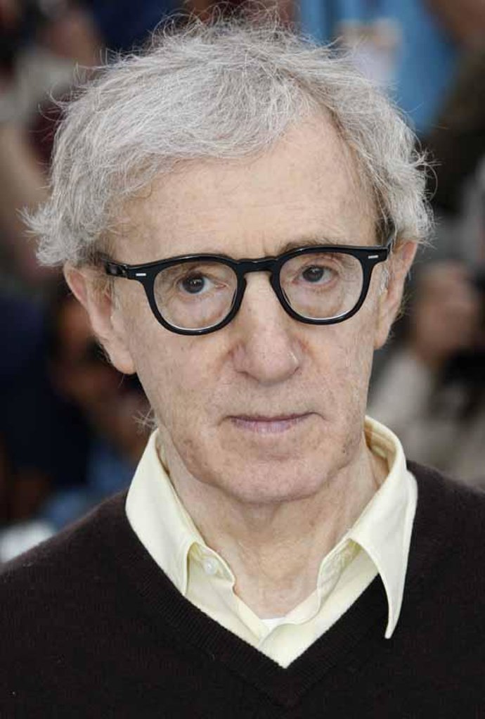 Woody Allen, halagado por su estatua en Oviedo