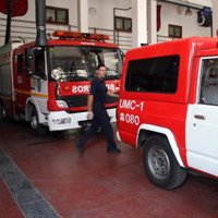 Los bomberos trabajan para controlar la fuga de gas natural provocada tras el accidente