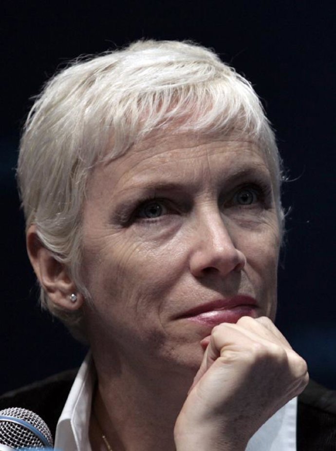 Annie Lennox se recupera tras una operación en la espalda