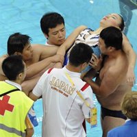 Una nadadora japonesa da el susto al desmayarse en la final por hiperventilación