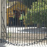 Familiares de las víctimas acuden al cementerio de La Almudena (Madrid) a recoger los restos mortales