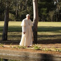 Benedicto XVI llega a Lourdes para conmemorar el 150 aniversario de las apariciones marianas