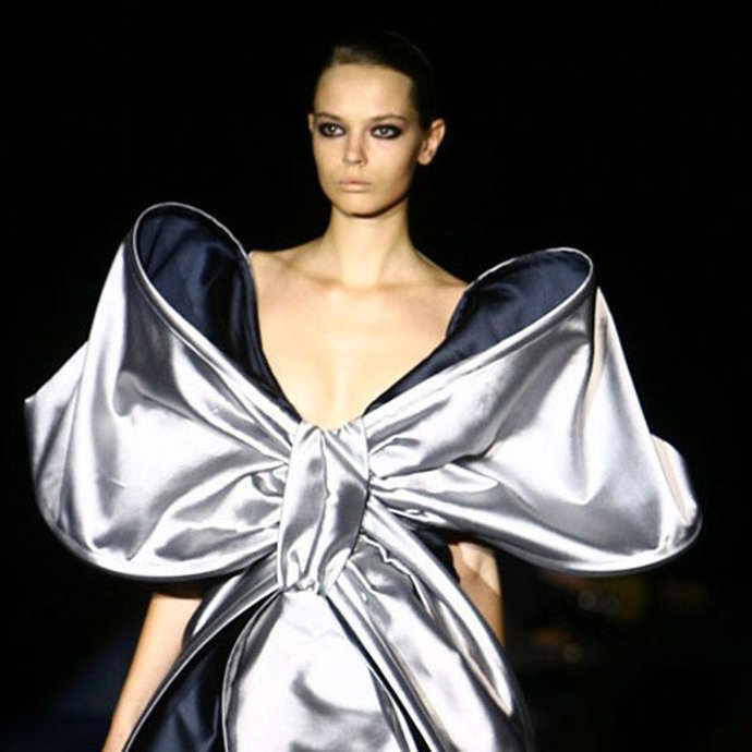 Amaya Arzuaga vuelve a reinventar la silueta de la mujer