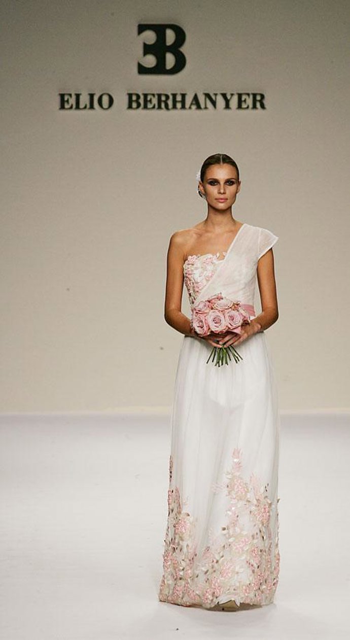 Elio Berhanyer pone al público en pie con una colección urbana con toques de distinción