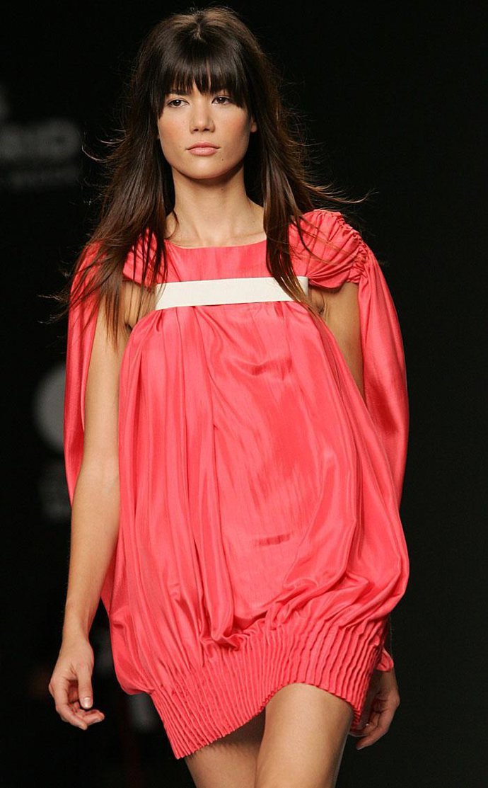 Sita Murt sube a Cibeles a una mujer sofisticada y viajera con una colorida colección