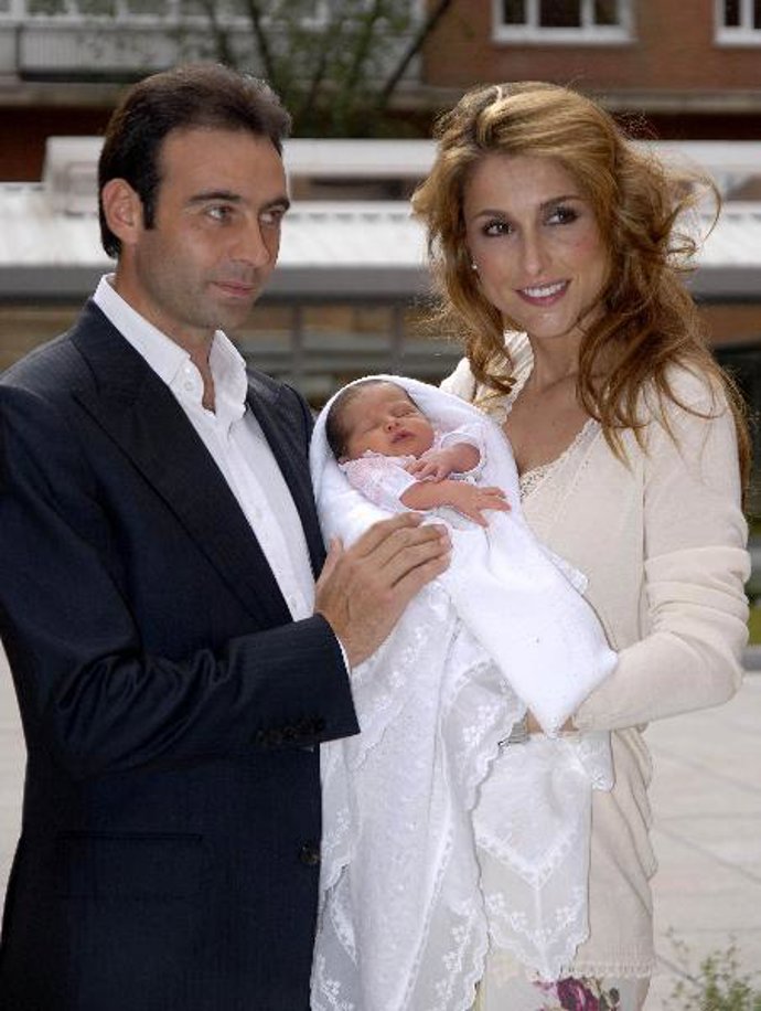 La pareja muestra a su hija Paloma.