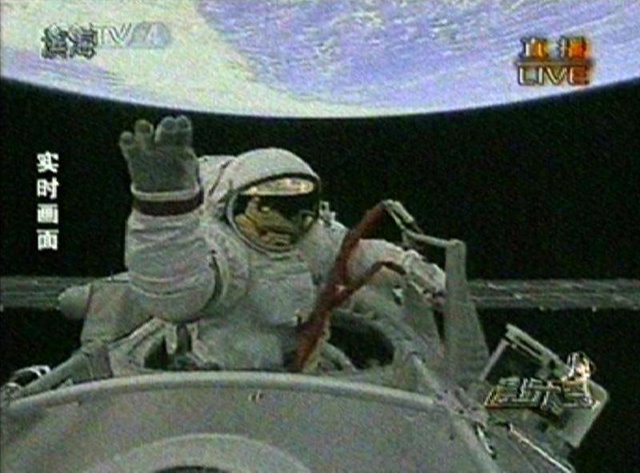 Zhai Zhigang inicia el primer paseo espacial de un astronauta chino