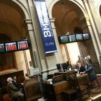 El Ibex 35 pierde un 2,4% a la espera de la aprobación del plan de rescate en EEUU