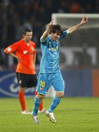 El Barcelona ganó de manera agónica con dos goles de Messi que colocan al equipo como líder en solitario