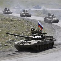 Una columna de vehículos militares rusos entra en Abjazia procedente de una base del oeste de Georgia