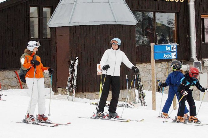 Las infantas Elena y Cristina en la nieve.