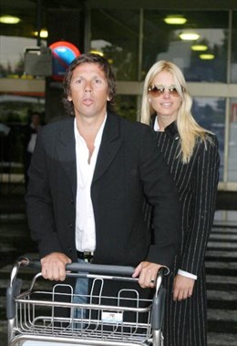 Valeria Mazza y su marido en Barajas.