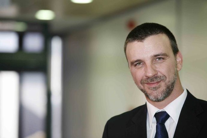 Interpreta a un maniático policía