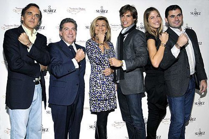 Los rostros más conocidos de nuestro país promocionan una pulsera solidaria en favor de los niños con cáncer