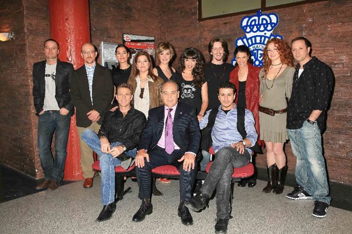 Equipo artístico de la serie.