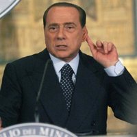 Berlusconi llama "imbéciles" a quienes le critican por decir que Obama está "bronceado"