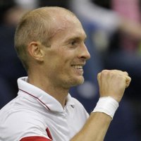 Davydenko se apoya en su sangre fría para remontar el partido contra Tsonga