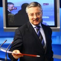 Blanco dice que "en los colegios públicos no debe haber crucifijos" porque "hay que respetar las creencias de todos"