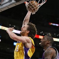 Pau Gasol lidera a los Lakers a una trabajada victoria ante Phoenix Suns