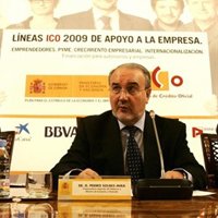 Solbes pide a bancos y cajas que sigan siendo "soporte fundamental" para la economía española