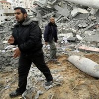 El balance de los ataques llega a 400 muertos y las tropas penetran brevemente en territorio de Gaza