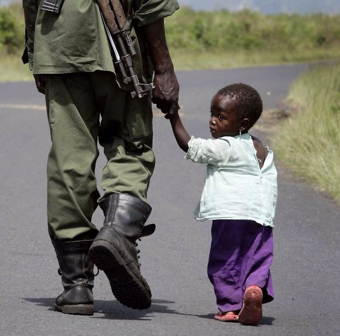 niño congoleño con soldado