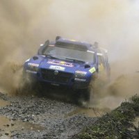 Sainz y Coma fortalecen sus lideratos en coches y motos