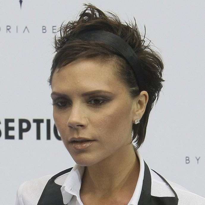 Victoria Beckham sigue los pasos de su marido y posa para Armani en ropa interior