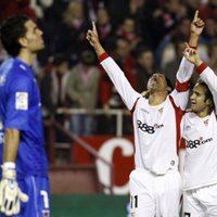 El Sevilla bate gracias a un gol de Renato al Numancia, que acabó con diez, pero mereció mejor suerte