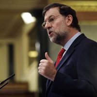 Rajoy dice que es "mentira" que no se pueda hacer otra política económica, pero que para ello se debe cesar a Solbes
