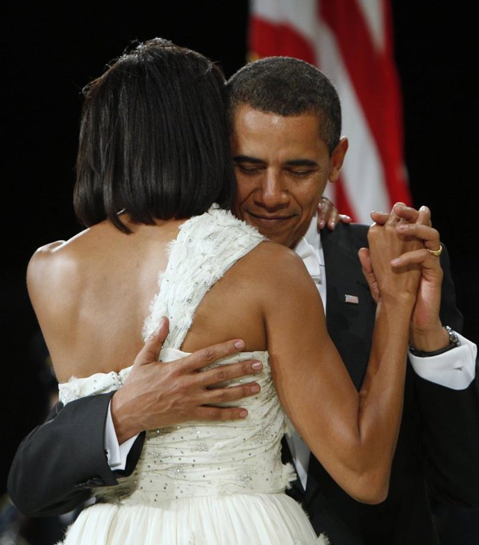 Michelle Obama deslumbra a su esposo con su 'one shoulder dress' de Jason Wu
