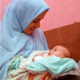 maternidad mujer madre hijo inmigrante musulman pañuelo